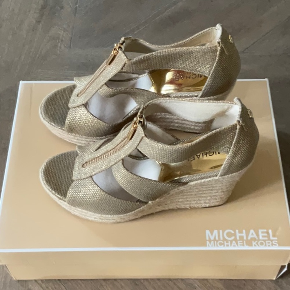 MICHAEL MICHAEL KORS DAMITA WEDGE METALLIC CANVAS.Size 8